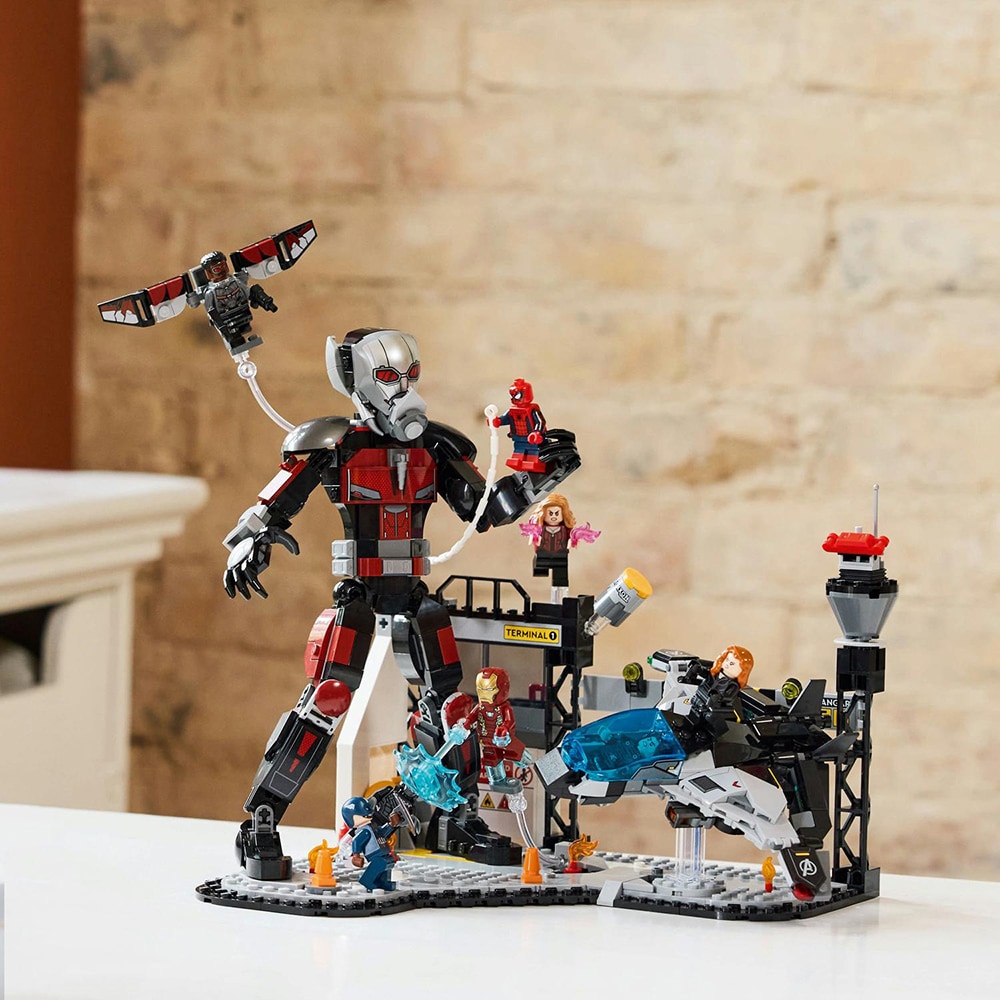 LEGO Marvel: Batalia plina de actiune din Capitanul America - Razboi civil 76314, 10 ani+, 736 piese