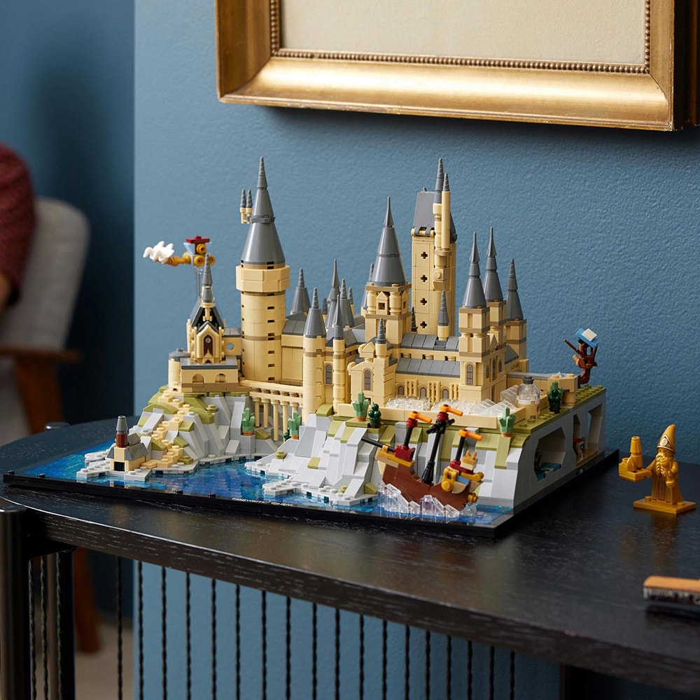 LEGO Harry Potter: Castelul Hogwarts si imprejurimile 76419, 18 ani+, 2660 piese