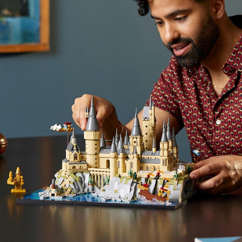 LEGO Harry Potter: Castelul Hogwarts si imprejurimile 76419, 18 ani+, 2660 piese