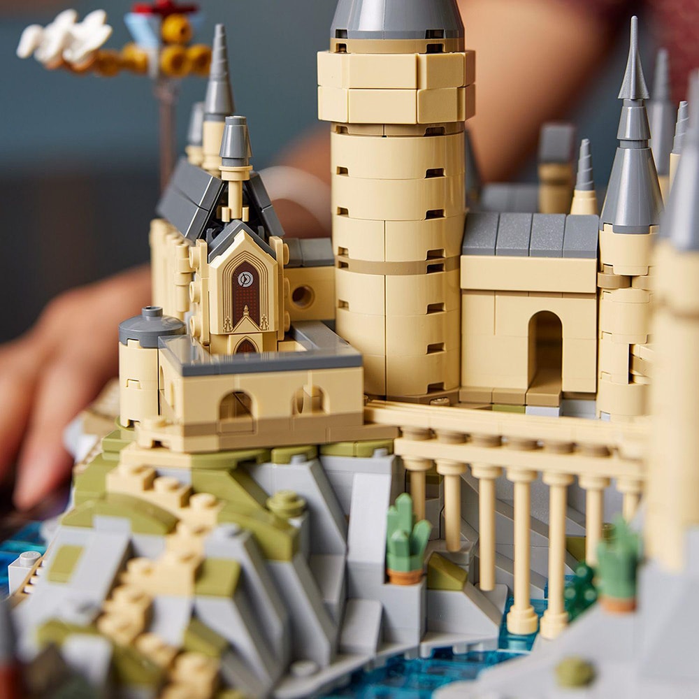 LEGO Harry Potter: Castelul Hogwarts si imprejurimile 76419, 18 ani+, 2660 piese