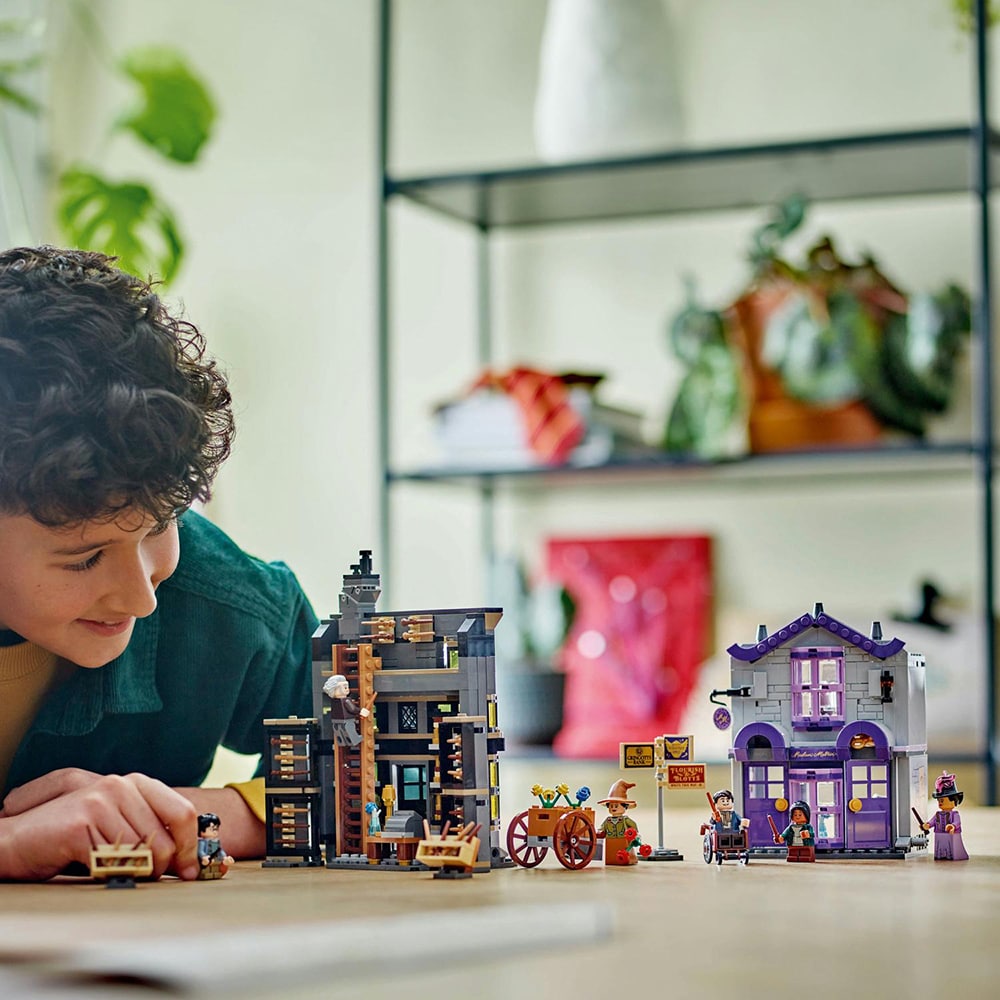 LEGO Harry Potter: Magazinul de baghete Ollivander si magazinul de haine al lui Madam Malkin 76439, 8 ani+, 744 piese