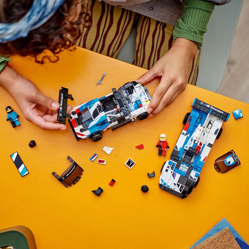 LEGO Speed Champions: Masini de curse BMW M4 GT3 si BMW M Hybrid V8 76922, 9 ani+, 676 piese