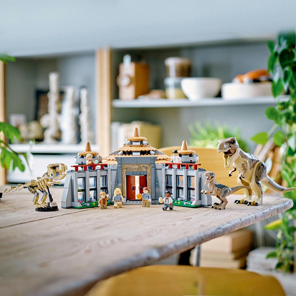 LEGO Jurassic World: Centru pentru turisti - T. rex si raptor la atac 76961, 12 ani+, 693 piese