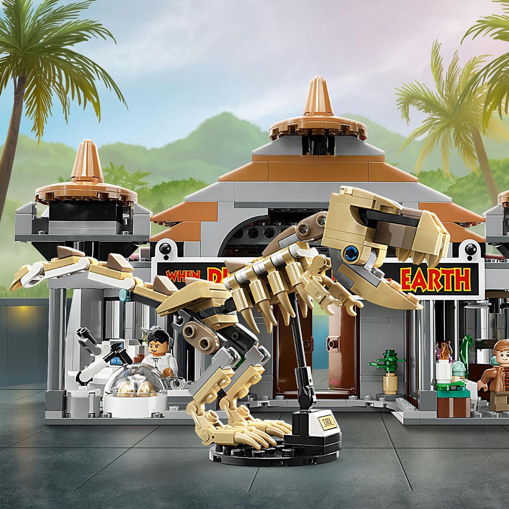 LEGO Jurassic World: Centru pentru turisti - T. rex si raptor la atac 76961, 12 ani+, 693 piese