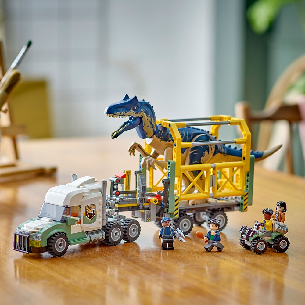 LEGO Jurassic World: Misiunea Dinozaur - Camion de transport pentru un Allosaurus 76966, 8 ani+, 588 piese