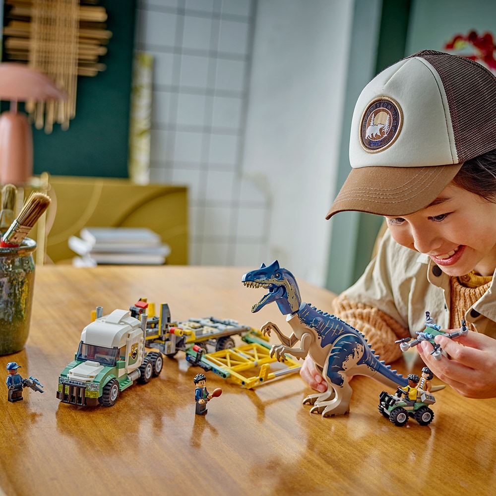 LEGO Jurassic World: Misiunea Dinozaur - Camion de transport pentru un Allosaurus 76966, 8 ani+, 588 piese