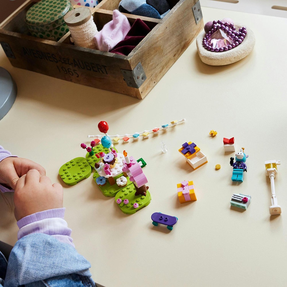 LEGO Animal Crossing: Petrecere de ziua de nastere a lui Julian 77046, 6 ani+, 170 piese