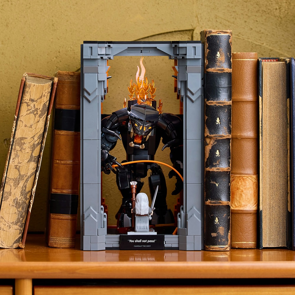 LEGO Icons: Stapanul inelelor - Diorama pentru biblioteca cu un Balrog 10367, 18 ani+, 1201 piese