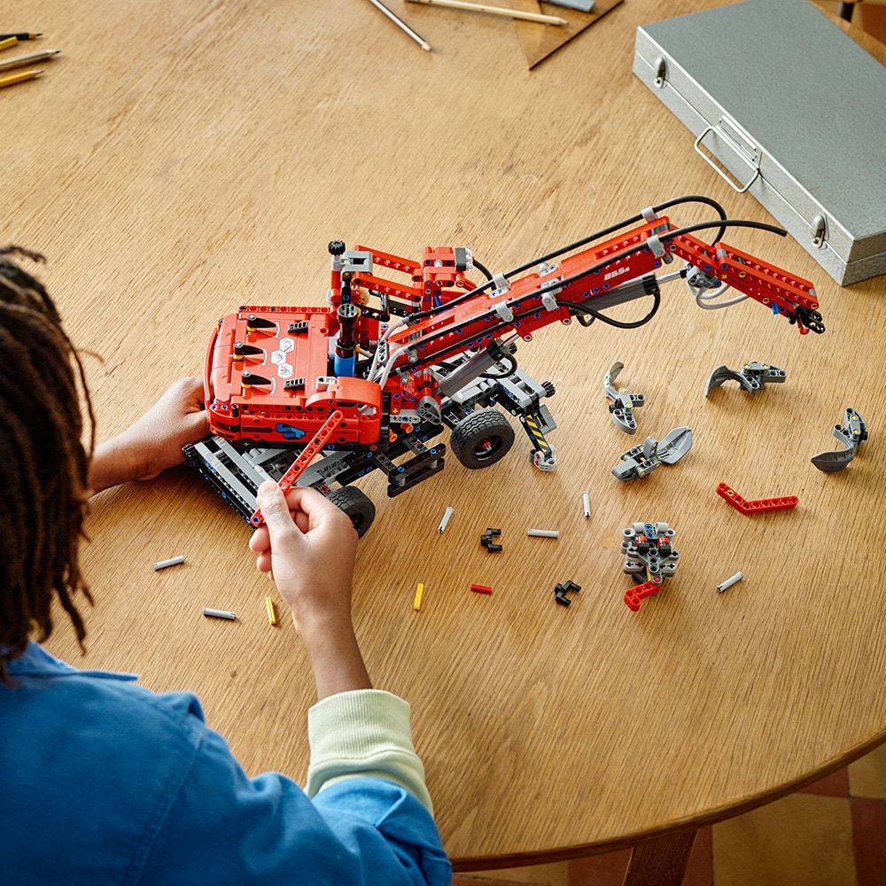 LEGO Technic: Manipulator de materiale 42144, 10 ani+, 835 piese