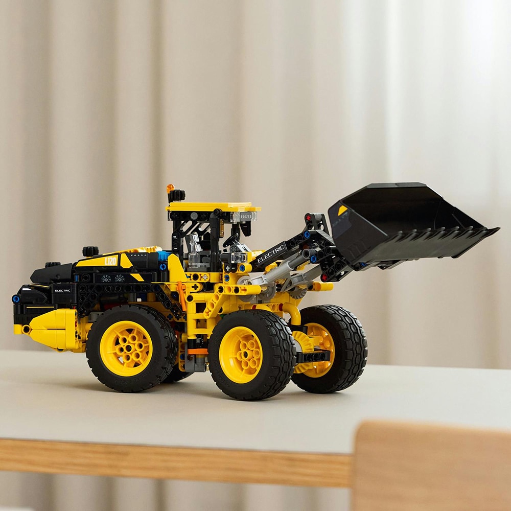 LEGO Technic: Incarcator frontal Volvo L120 Electric 42209, 9 ani+, 973 piese