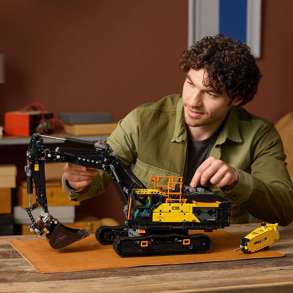 LEGO Technic: Excavator Volvo EC500 Hybrid 42215, 18 ani+, 2359 piese