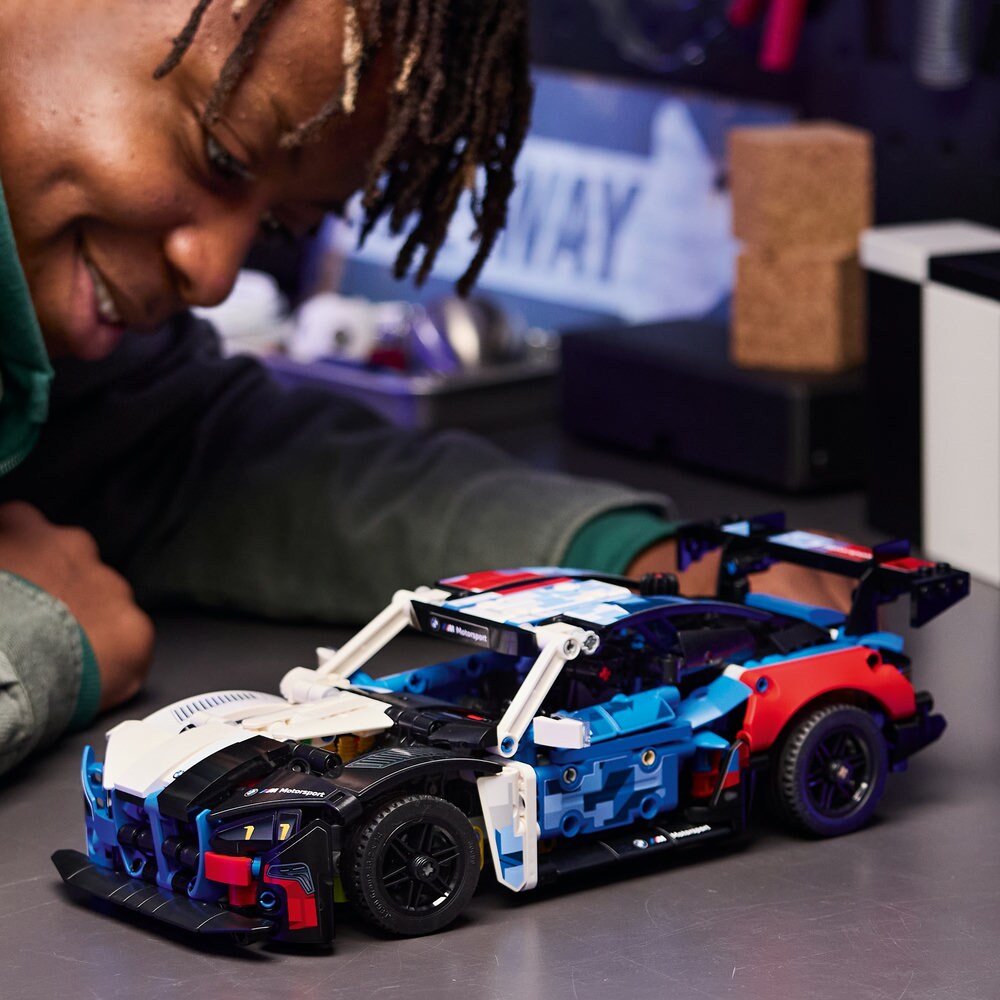 LEGO Technic: Masina de curse BMW M4 GT3 EVO 42226, 11 ani+, 747 piese