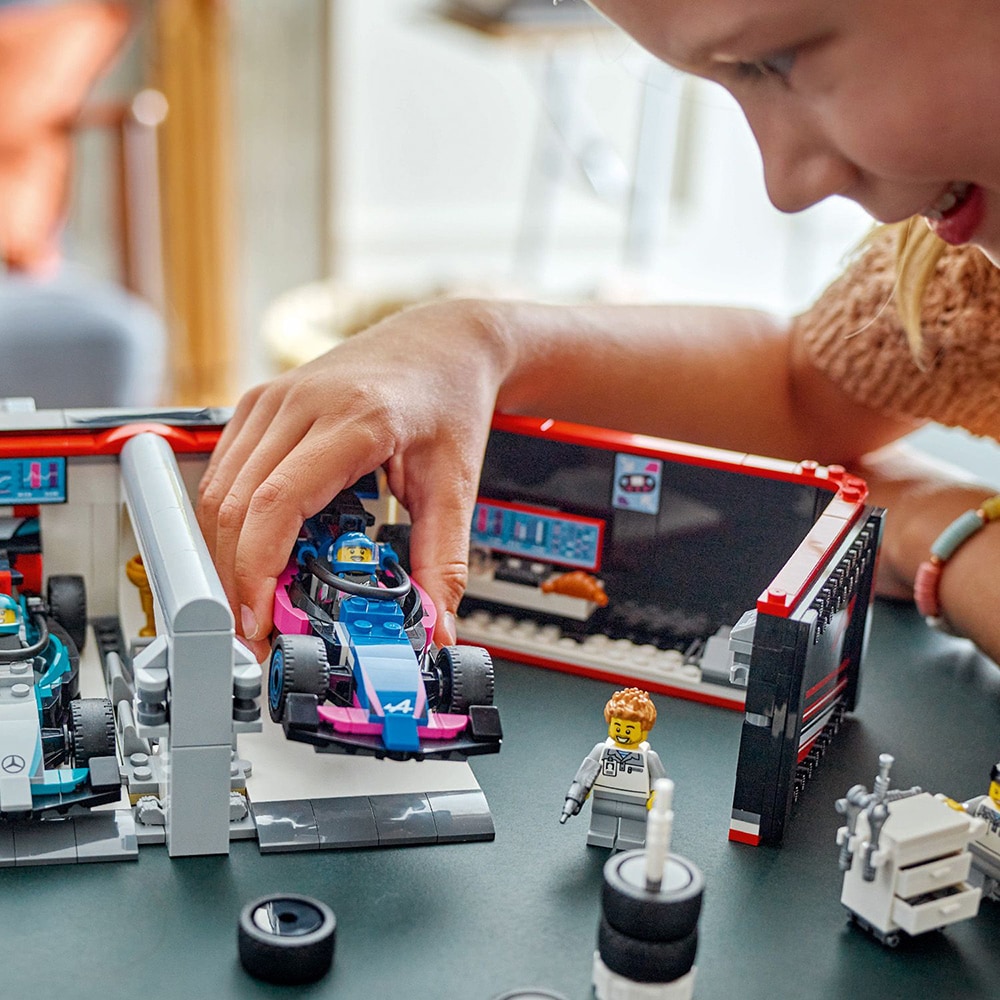 LEGO City: Garaj F1 si masini Mercedes-AMG si Alpine 60444, 7 ani+, 678 piese