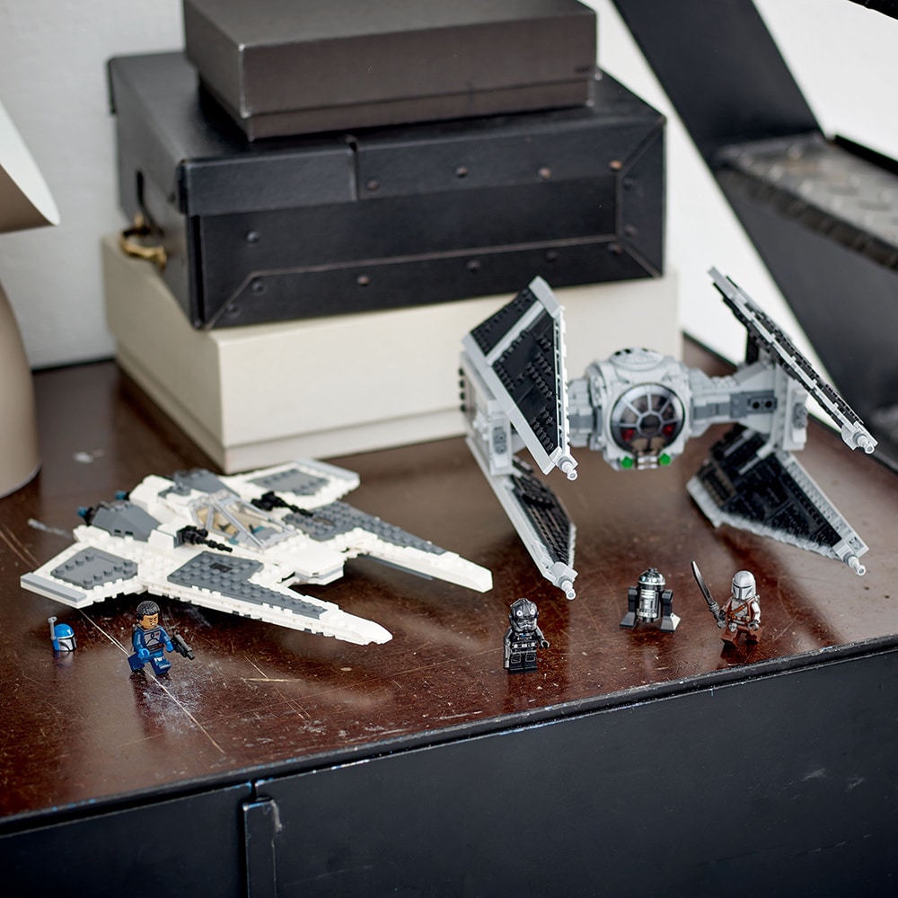 LEGO Star Wars: Fang Fighter mandalorian vs TIE Interceptor 75348, 9 ani+, 957 piese