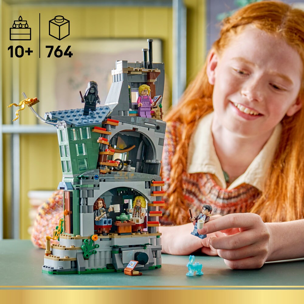 LEGO Harry Potter: Casa Lunei Lovegood 76467, 10 ani+, 764 piese