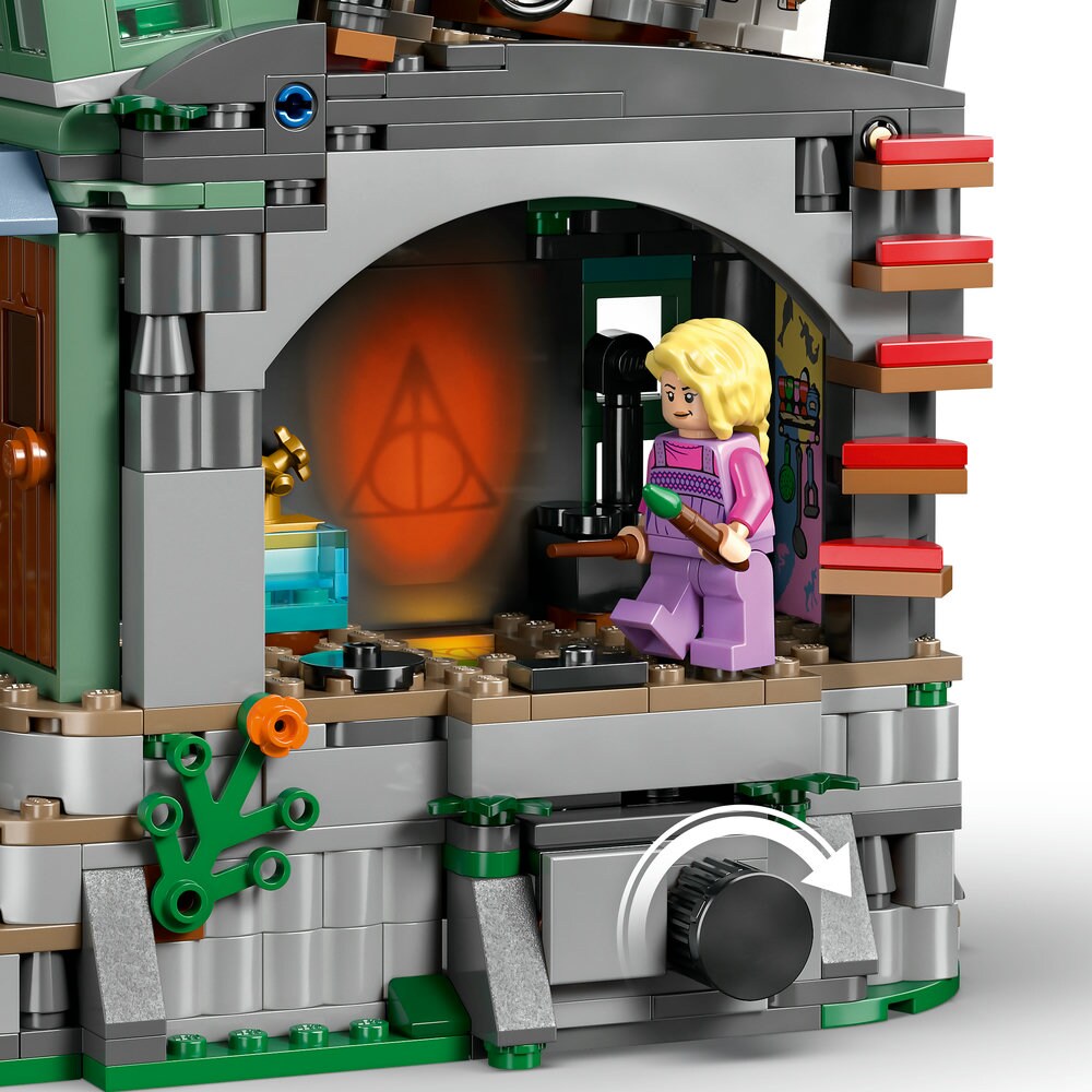 LEGO Harry Potter: Casa Lunei Lovegood 76467, 10 ani+, 764 piese