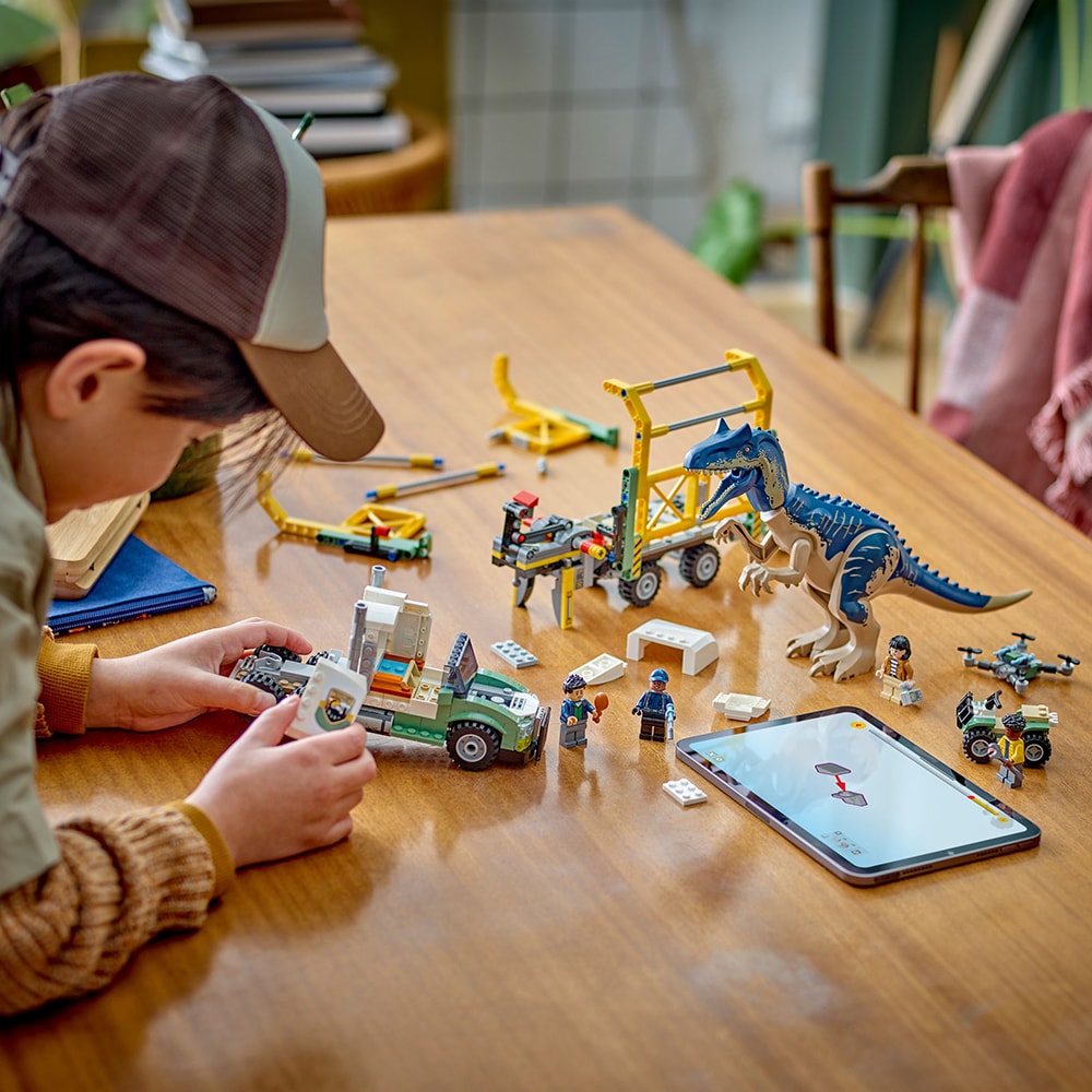 LEGO Jurassic World: Misiunea Dinozaur - Camion de transport pentru un Allosaurus 76966, 8 ani+, 588 piese