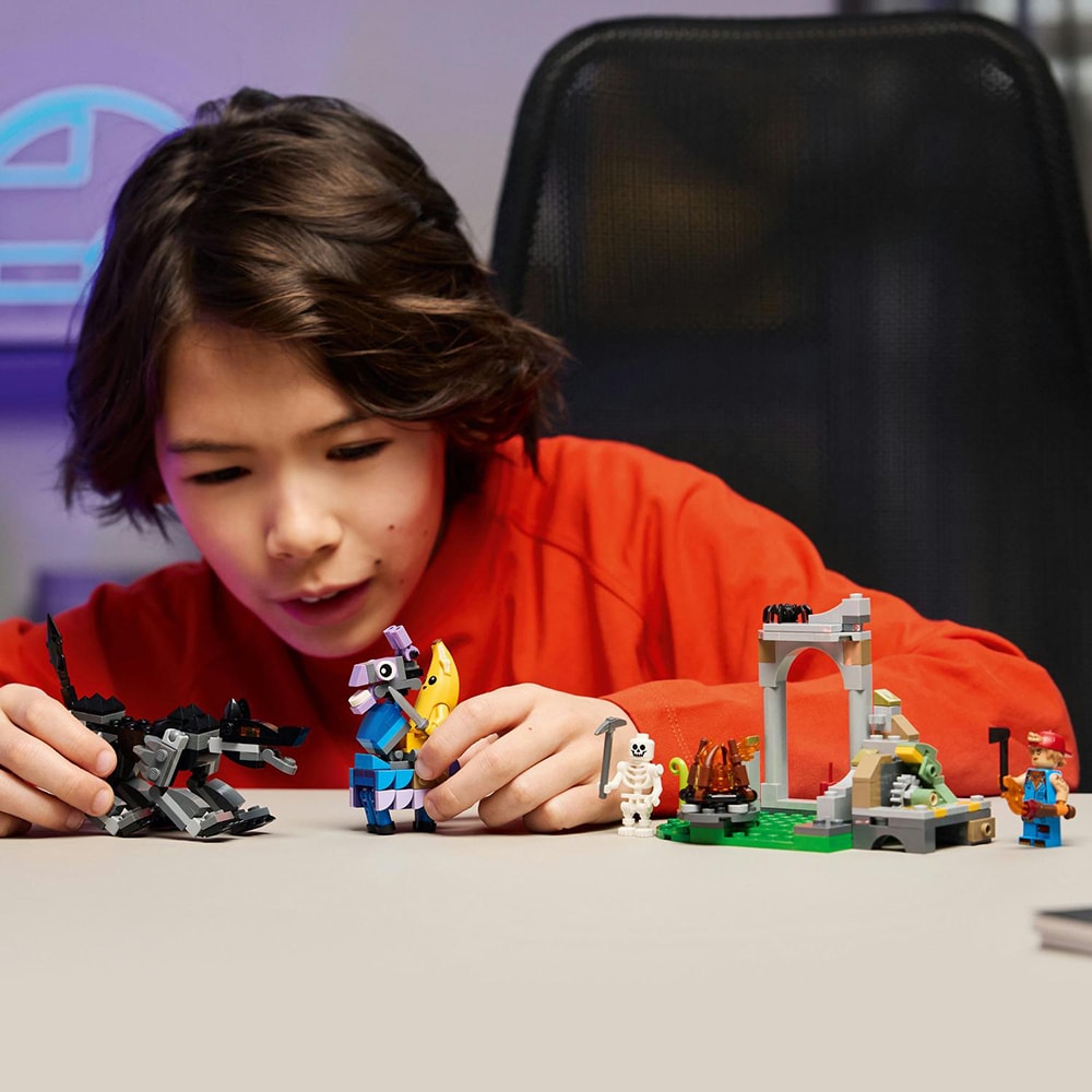 LEGO Fortnite: Tabara lui Peely si Sparkplug 77075, 7 ani+, 250 piese