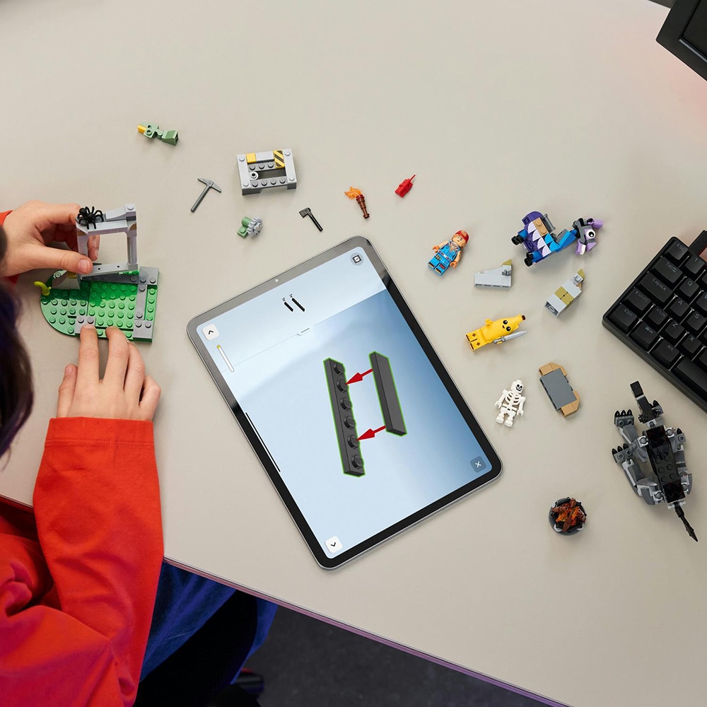 LEGO Fortnite: Tabara lui Peely si Sparkplug 77075, 7 ani+, 250 piese