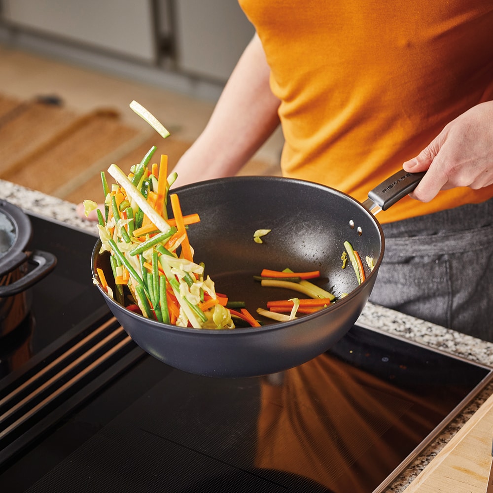Tigaie Wok FISKARS Functional Form 1027705, 28cm, aluminiu, negru