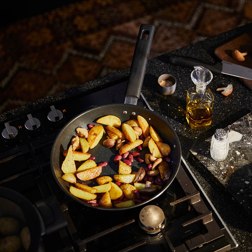 Tigaie FISKARS Hard face, 26 cm, otel inoxidabil, crom