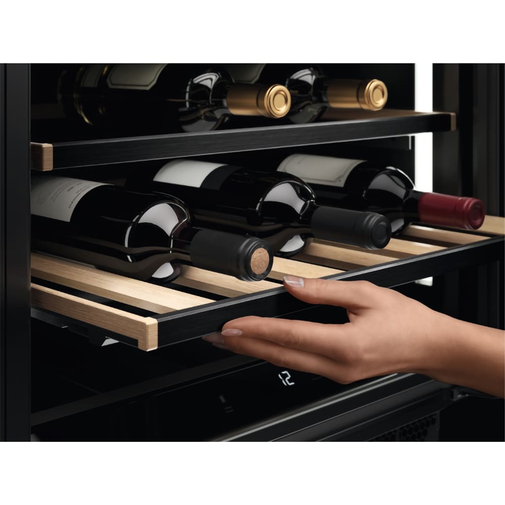 Racitor de vinuri incorporabil AEG AWUS052B5B, 52 sticle, H 82 cm, Clasa G