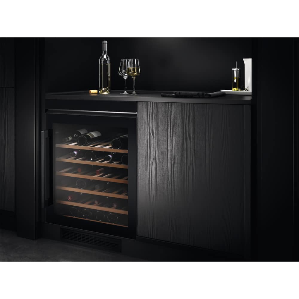 Racitor de vinuri incorporabil AEG AWUS052B5B, 52 sticle, H 82 cm, Clasa G