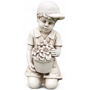 Decoratiune gradina Baiat cu flori, fiberclay, 26 x 24 x 43.5 cm, alb
